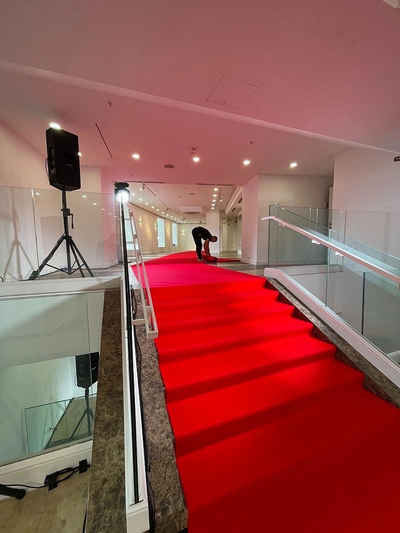 Укладка дорожки в модельном агентстве 3