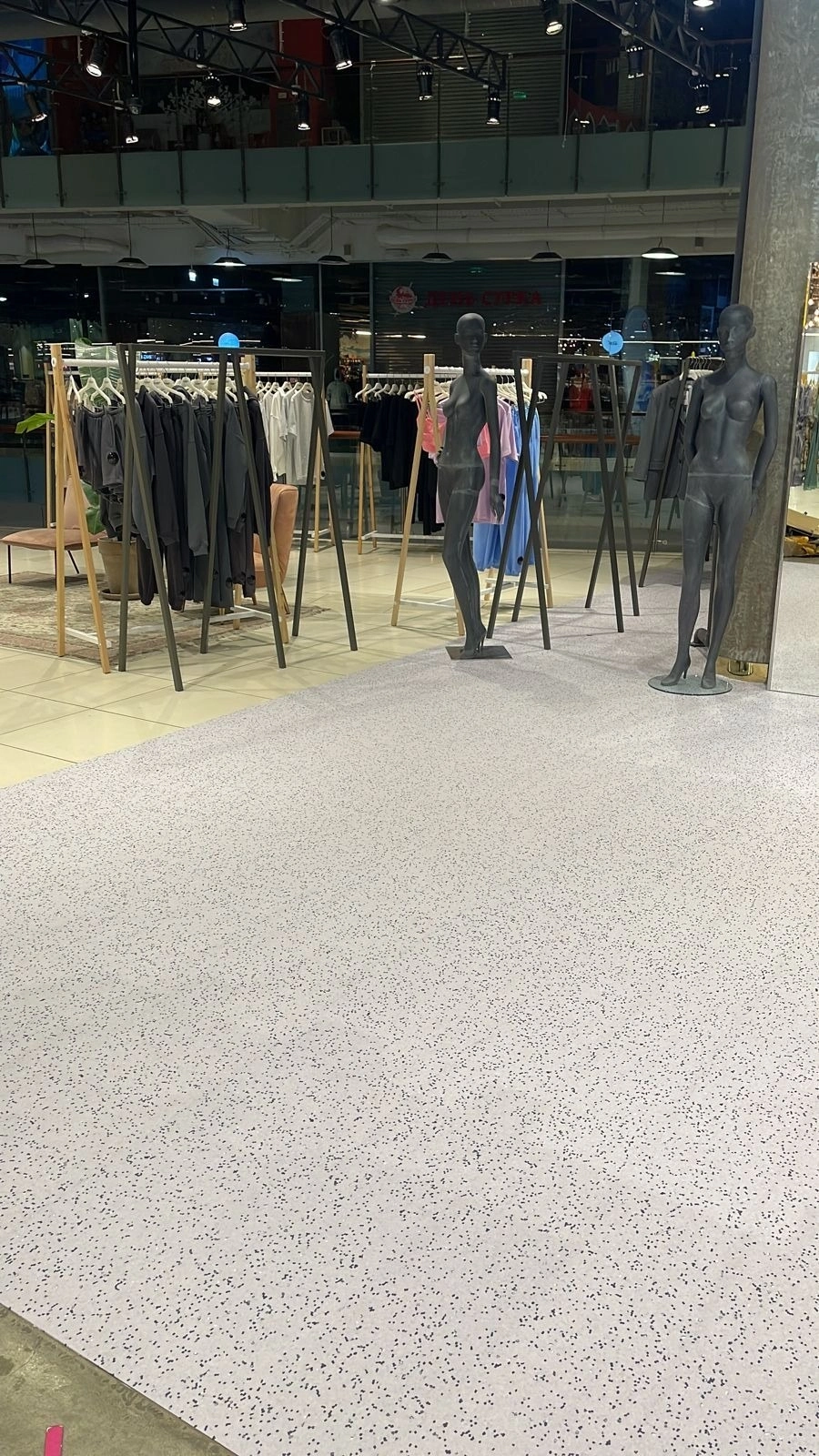 Укладка линолеума в ТЦ АвиаПарк 4