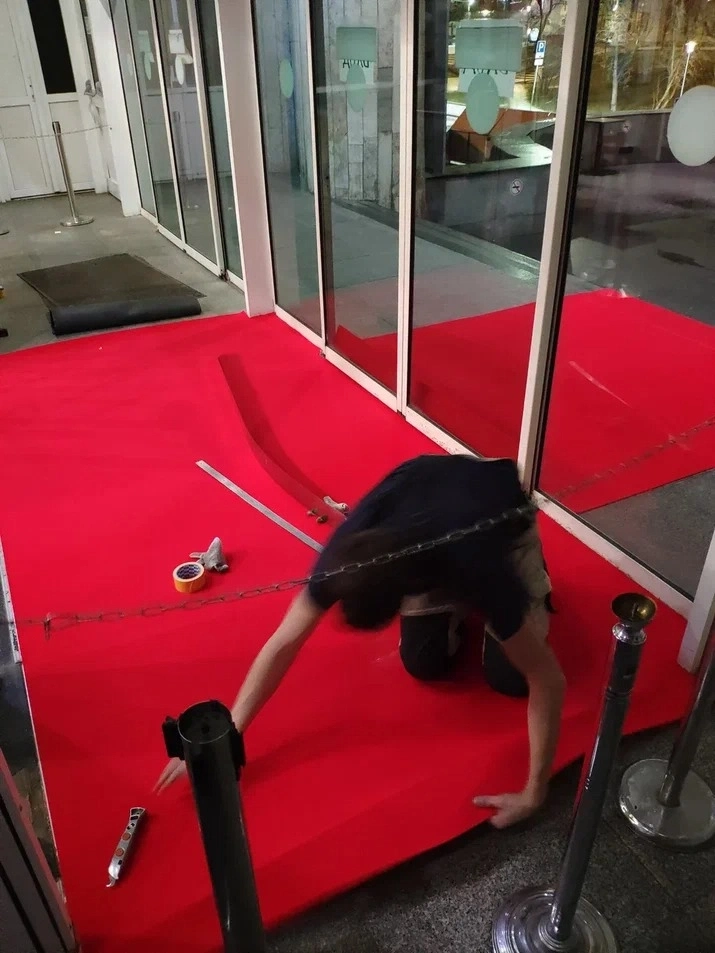 Укладка дорожки в Киноцентре 