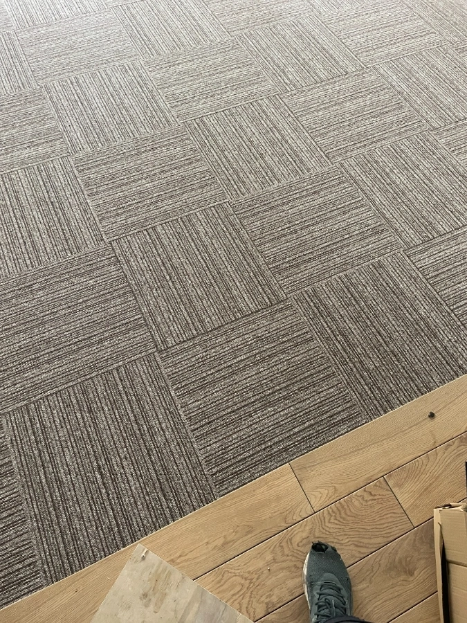 Укладка ковровой плитки на подготовленную поверхность 2