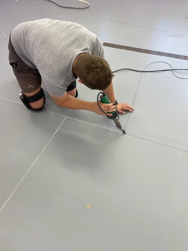 Укладка линолеума в МОУ школа имени А. П. Чехова 13