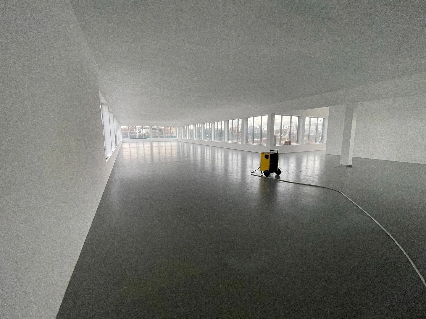 Укладка линолеума в магазине Магнит 9