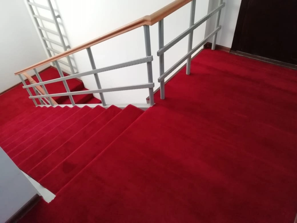 Укладка дорожки в офисе строительной фирмы