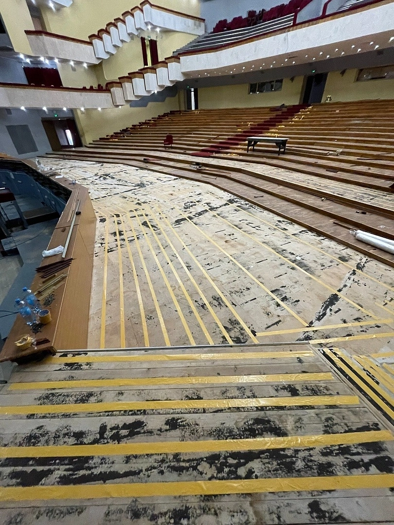 Укладка ковролина в Ивановском театре 25
