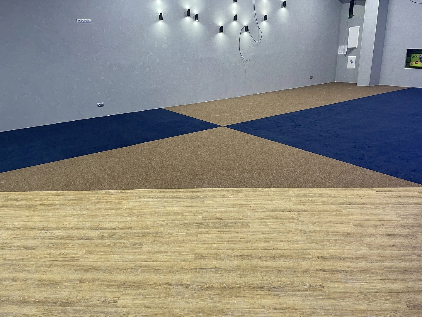 Укладка ковролина в ТЦ 