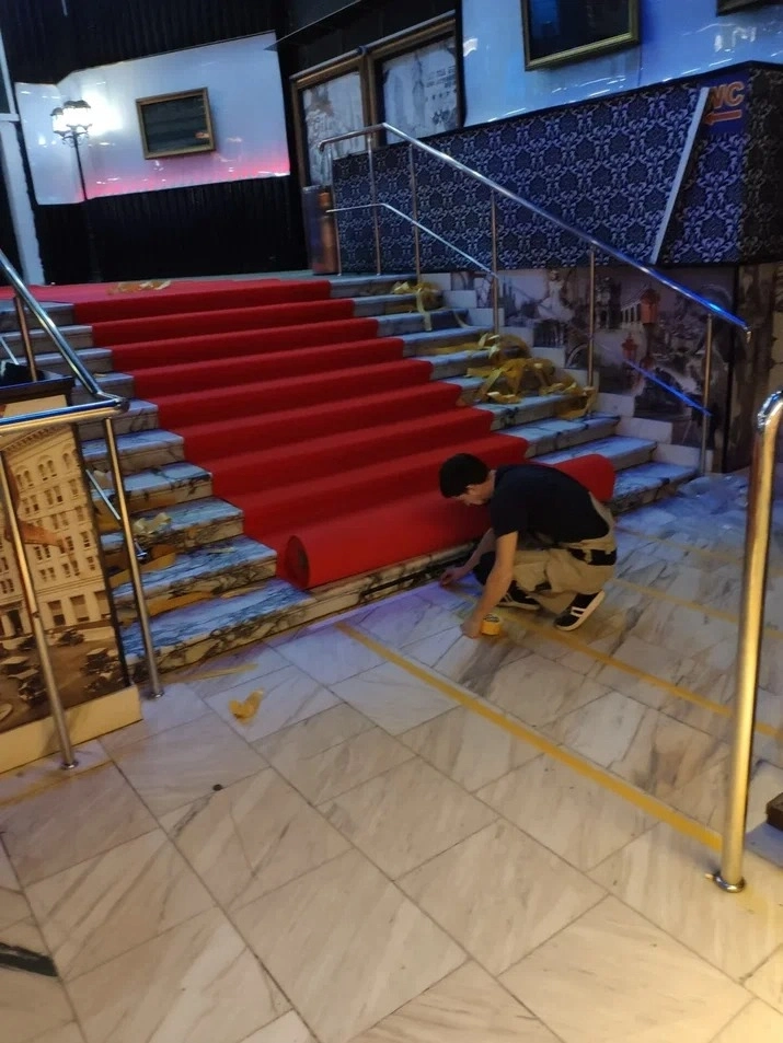 Укладка дорожки в Киноцентре 