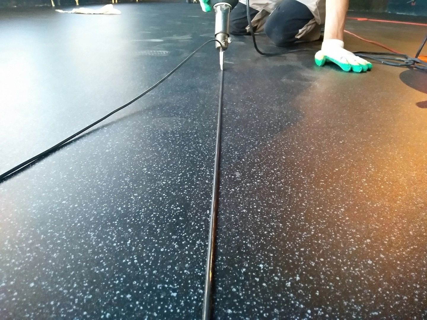 Укладка линолеума  в ресторане 