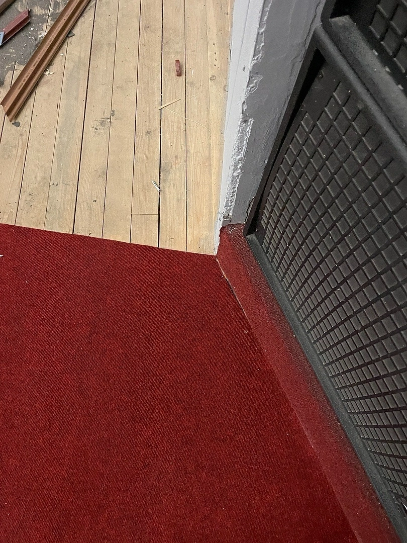 Укладка ковролина в Ивановском театре 17