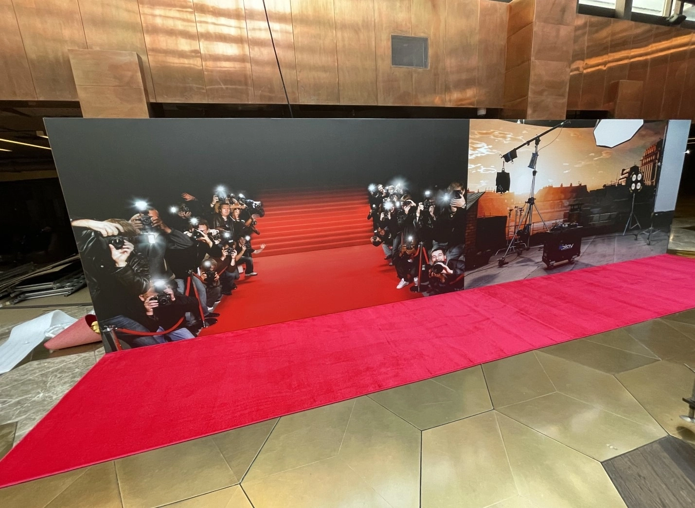 Укладка дорожки в кинотеатре 3