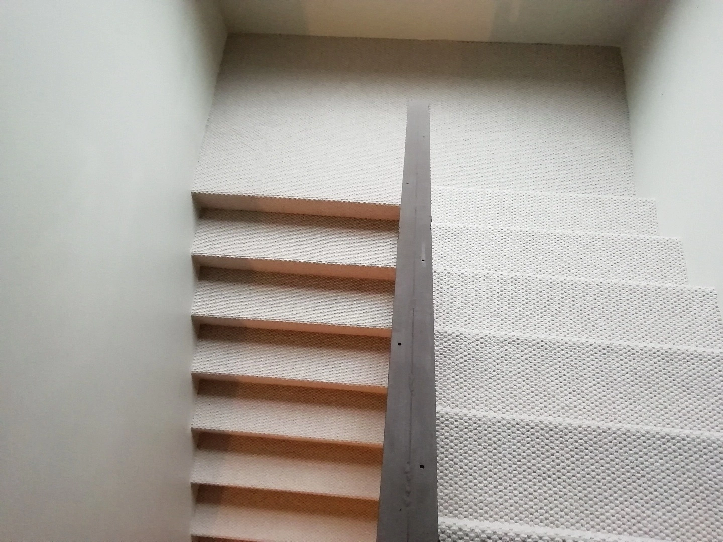 Укладка ковролина в коттедже 7