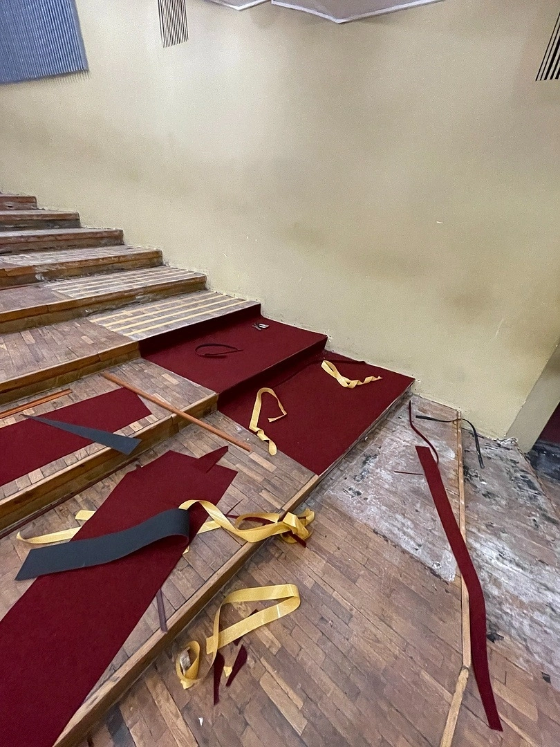 Укладка ковролина в Ивановском театре 6