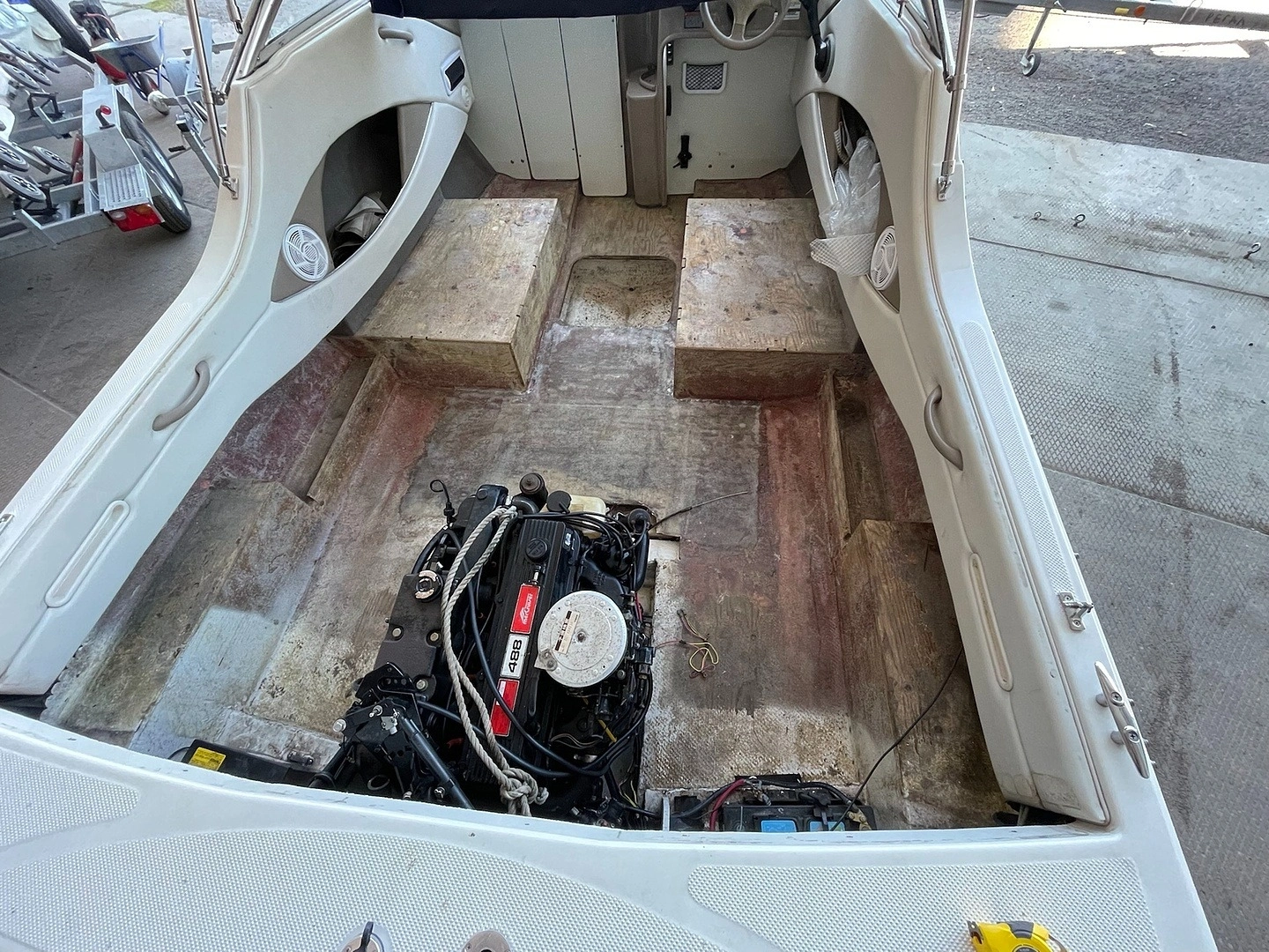 Укладка ковролина на катере 2