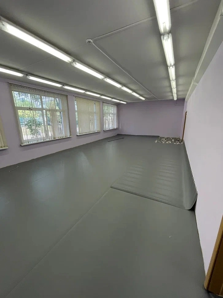 Укладка линолеума в МОУ школа имени А. П. Чехова 16