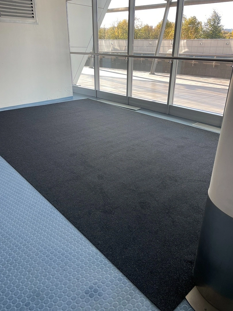 Укладка ковролина в спортивном комплексе 3