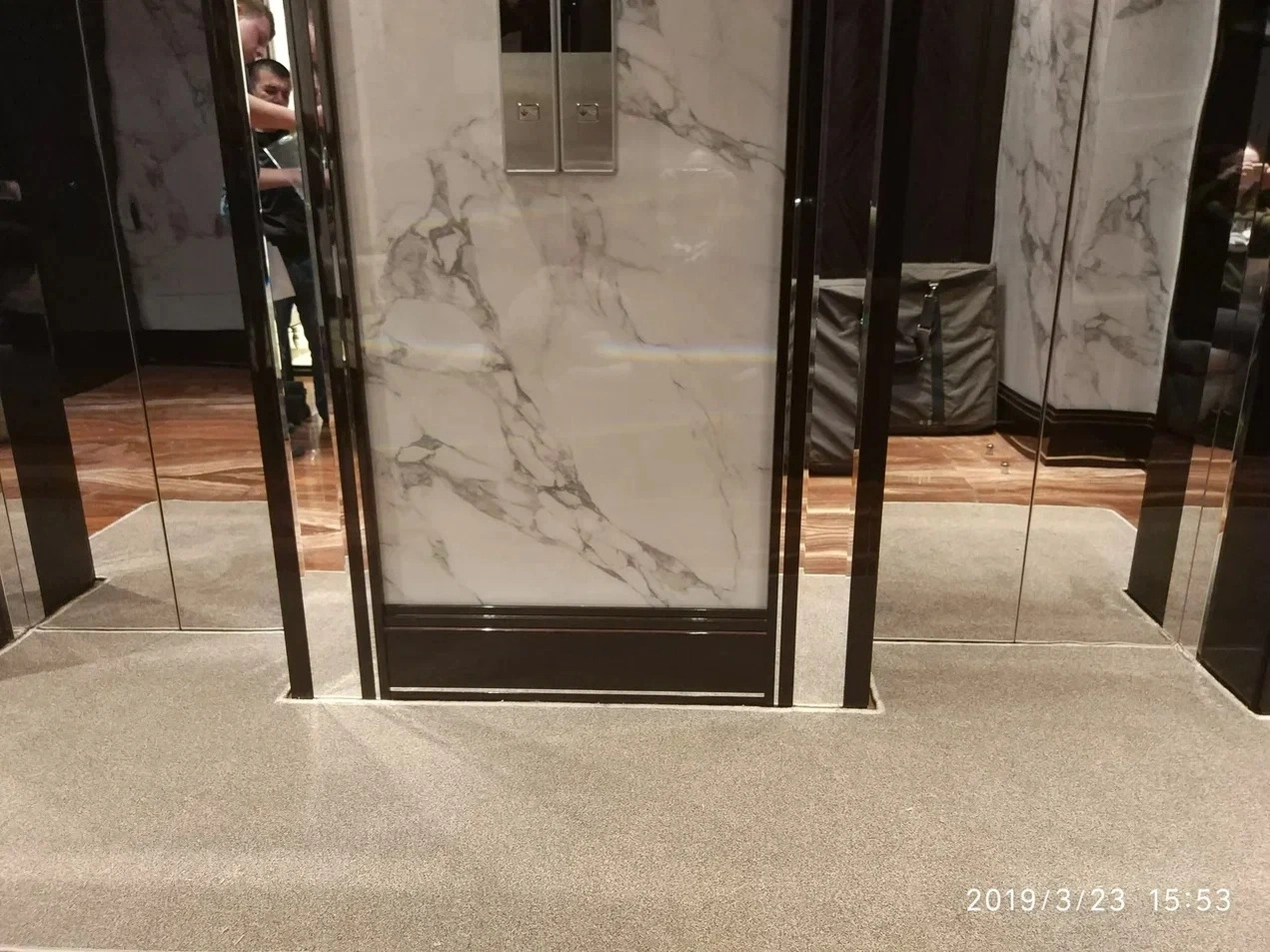 Укладка дорожки в холле гостиницы 10