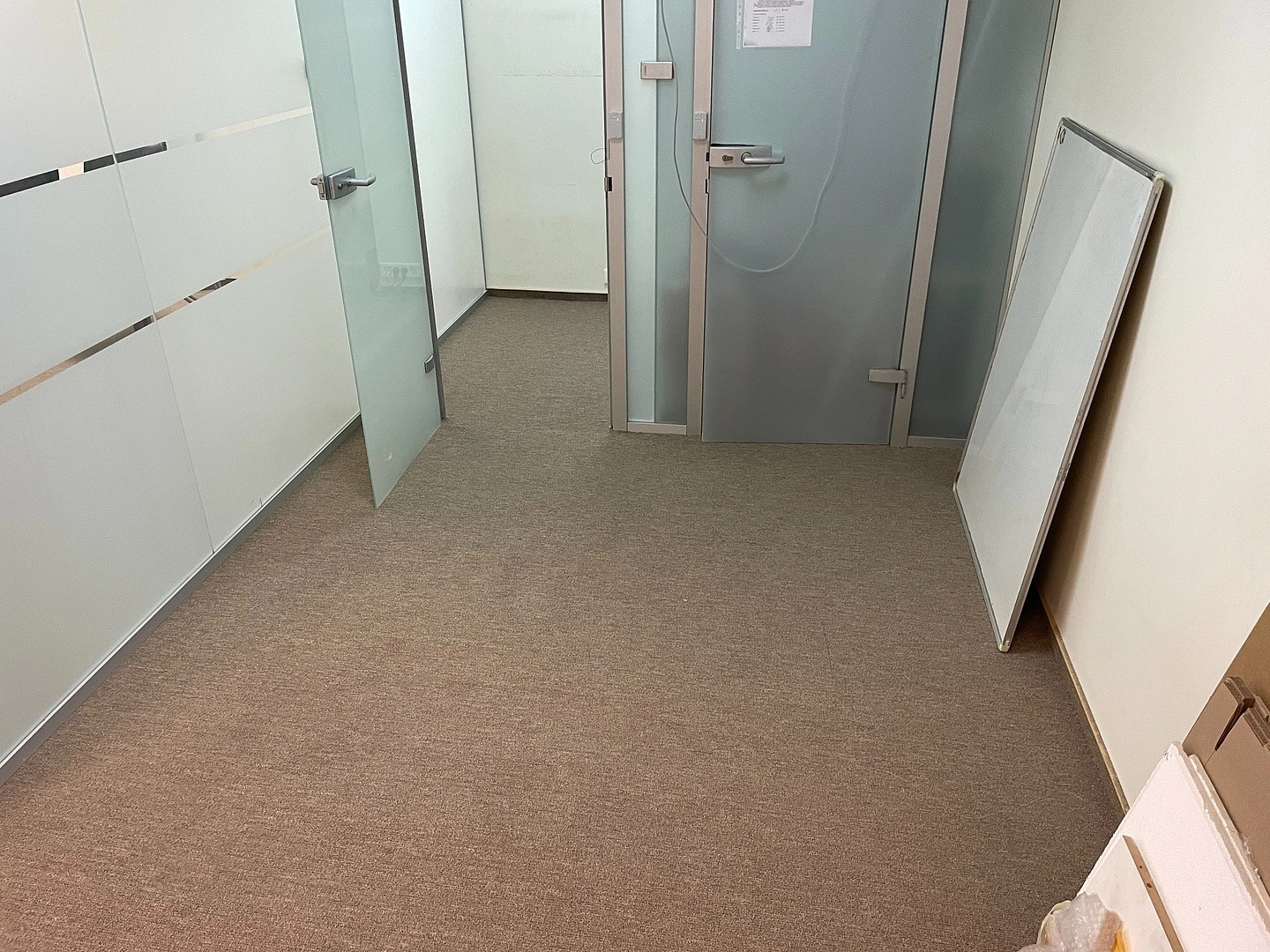 Укладка ковролина  в бизнес-центре 4