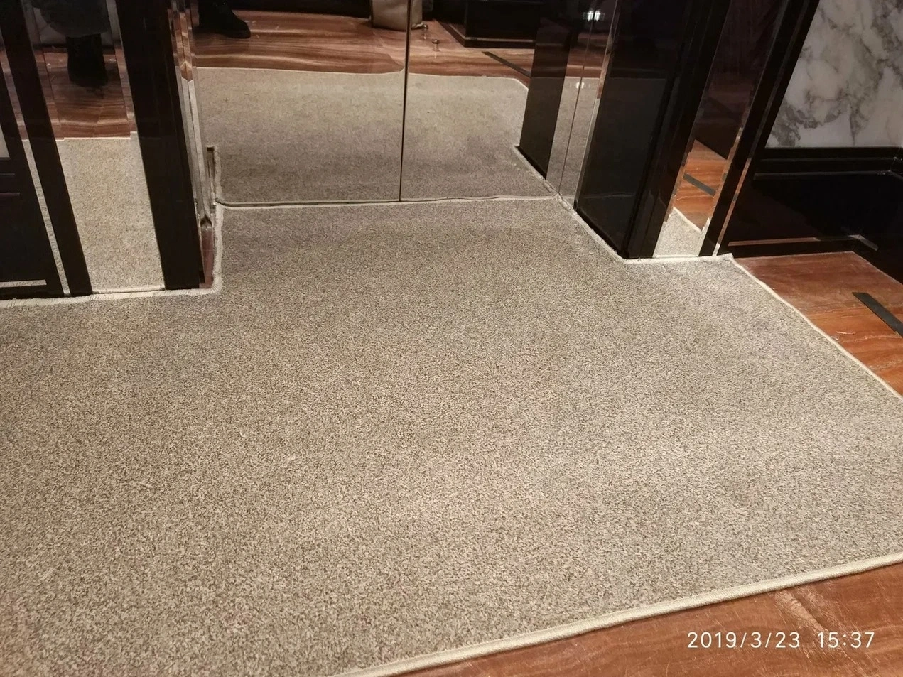 Укладка дорожки в холле гостиницы 12