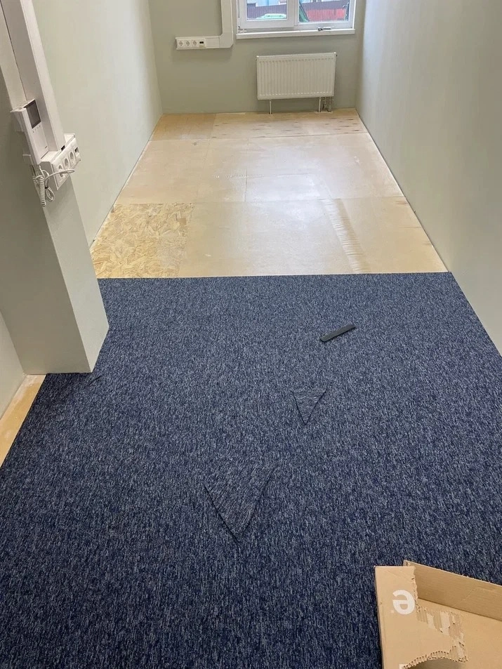 Укладка ковровой плитки в офисе мастерской 