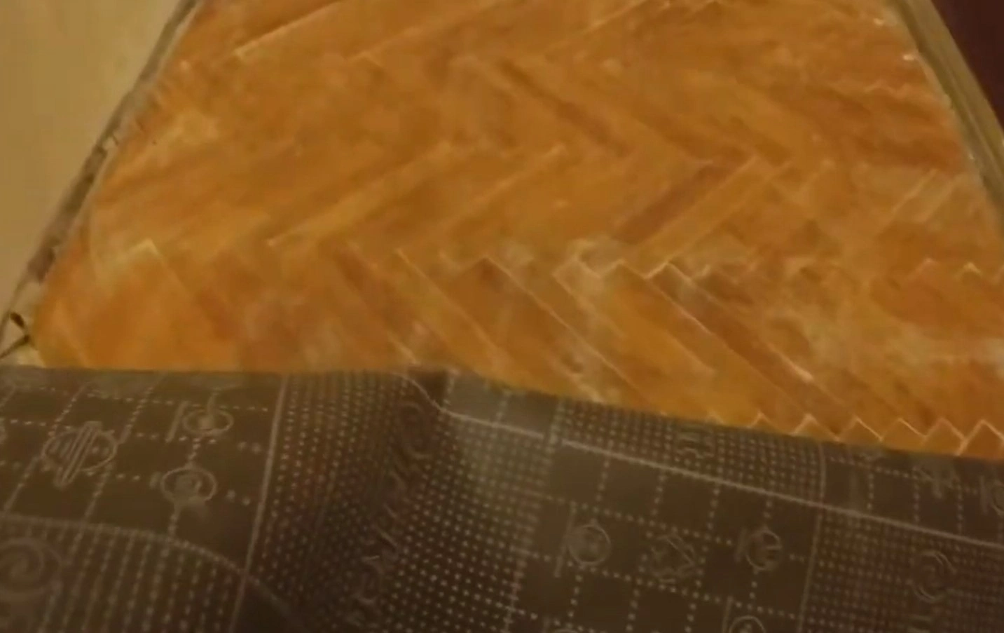 Укладка линолеума на паркет