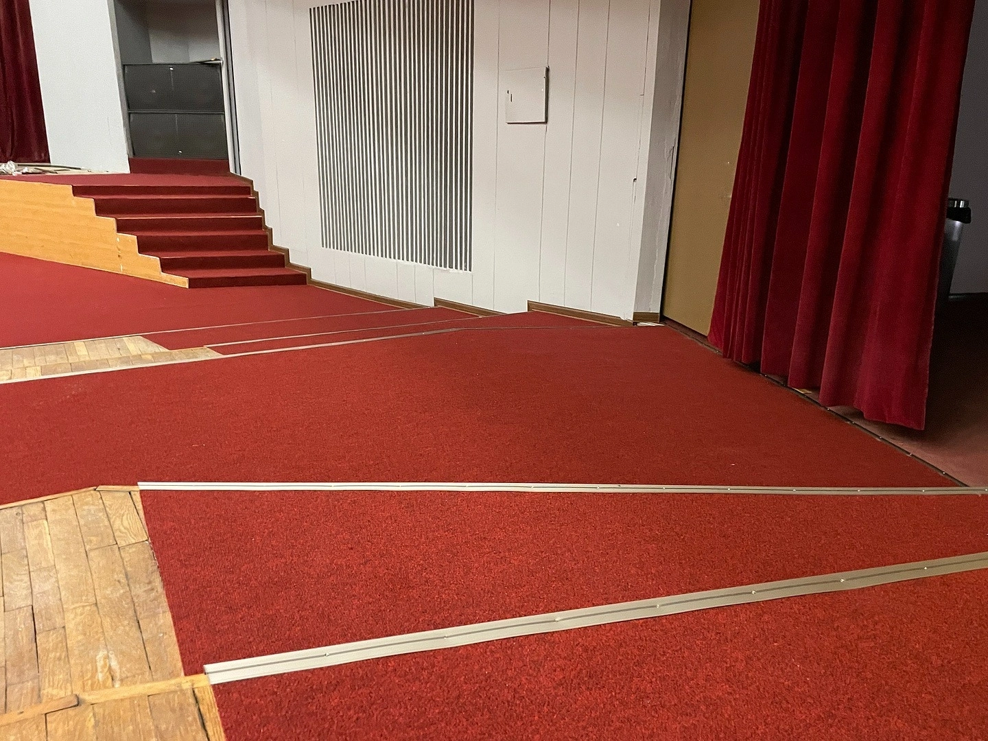 Укладка ковролина в Ивановском театре 15