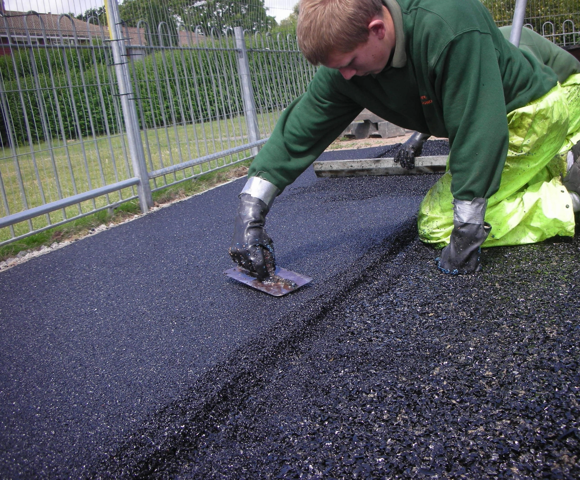 Укладка резиновой крошки на асфальт