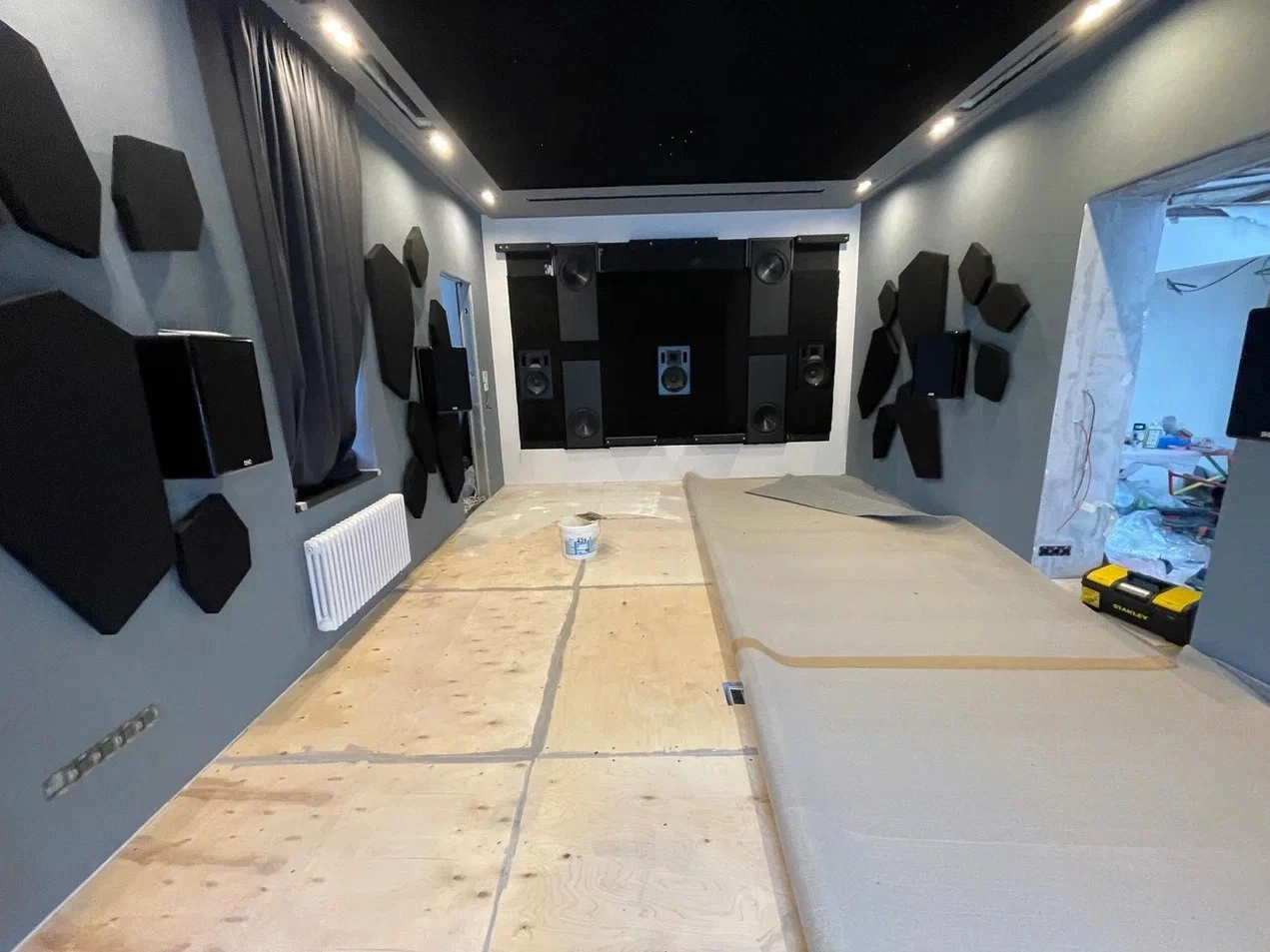 Укладка ковролина в домашнем кинозале коттеджа