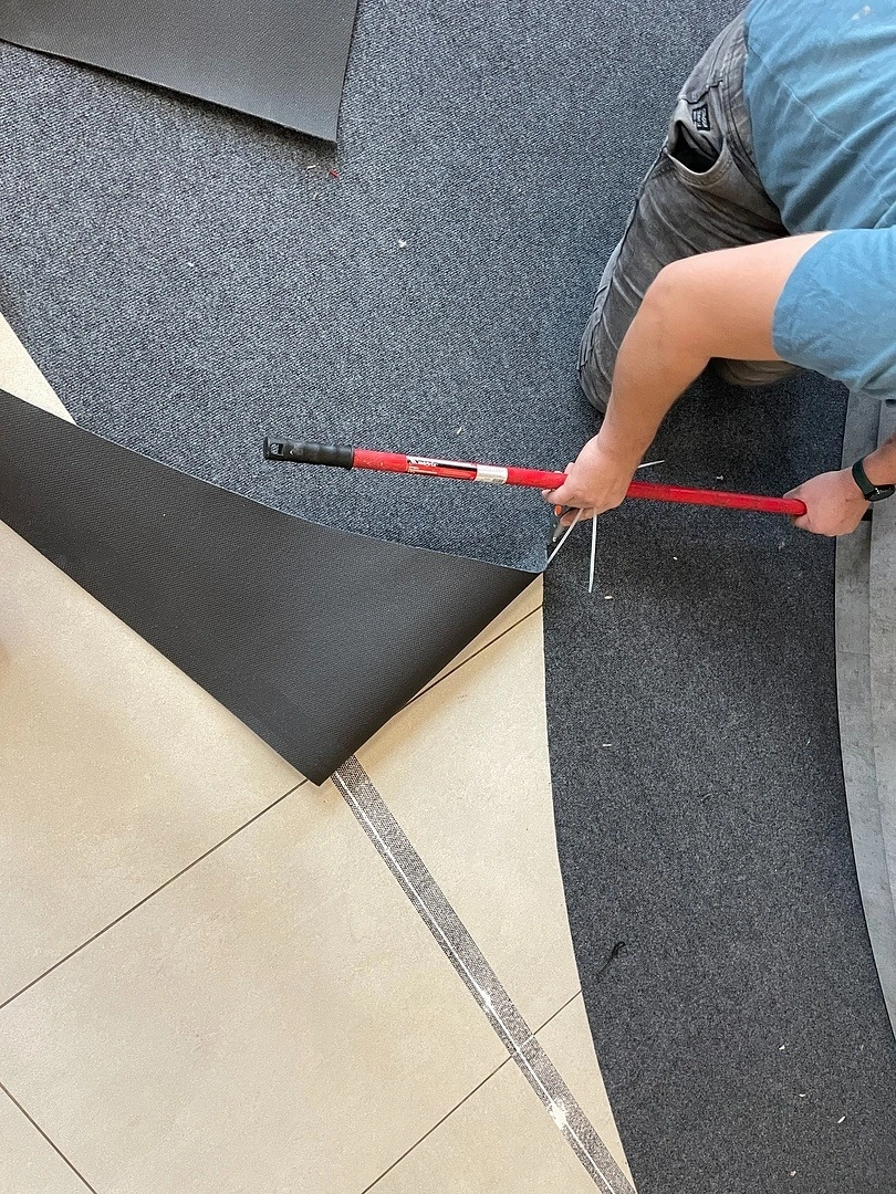 Укладка ковролина в офисе продаж 3