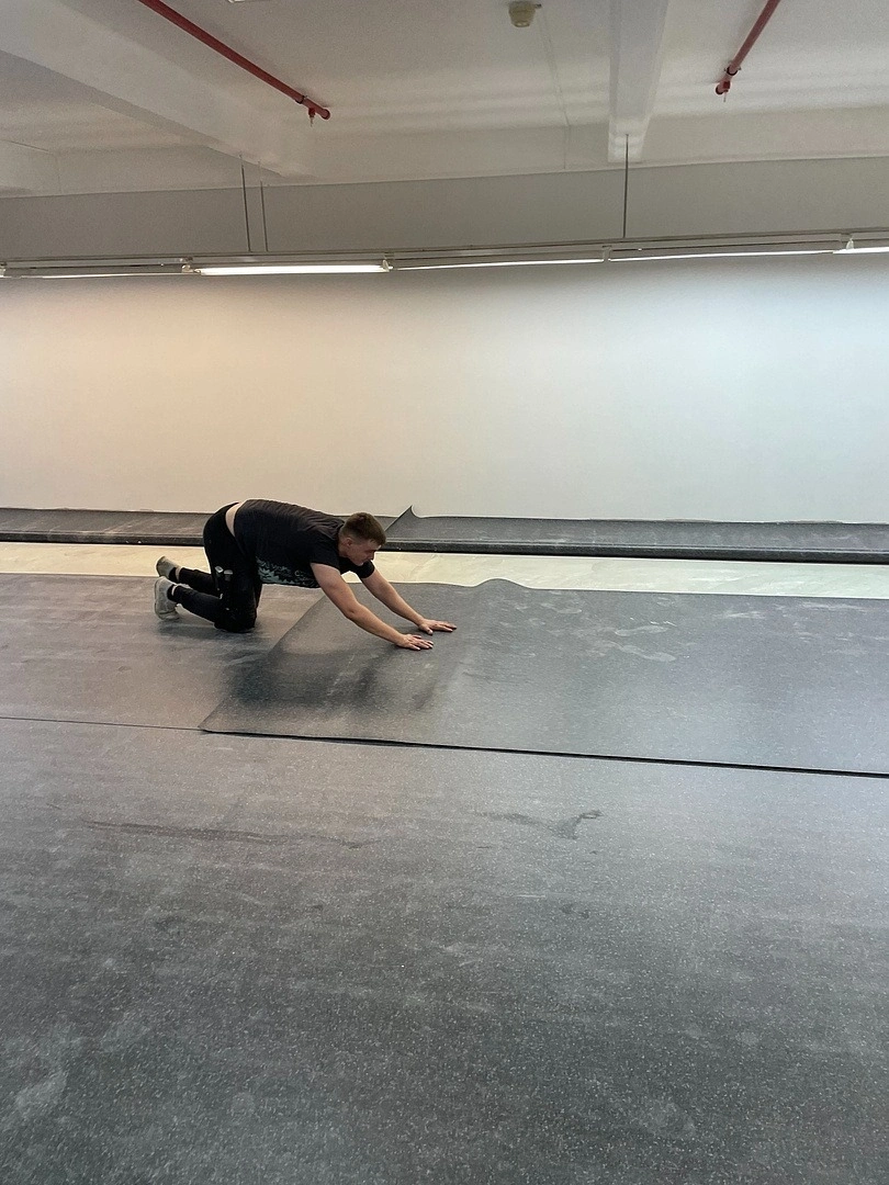 Укладка линолеума  в холодильнике меховых изделий 6