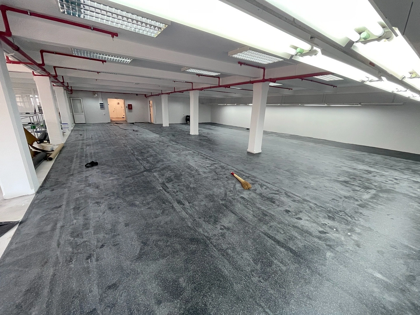 Укладка линолеума  в холодильнике меховых изделий 14