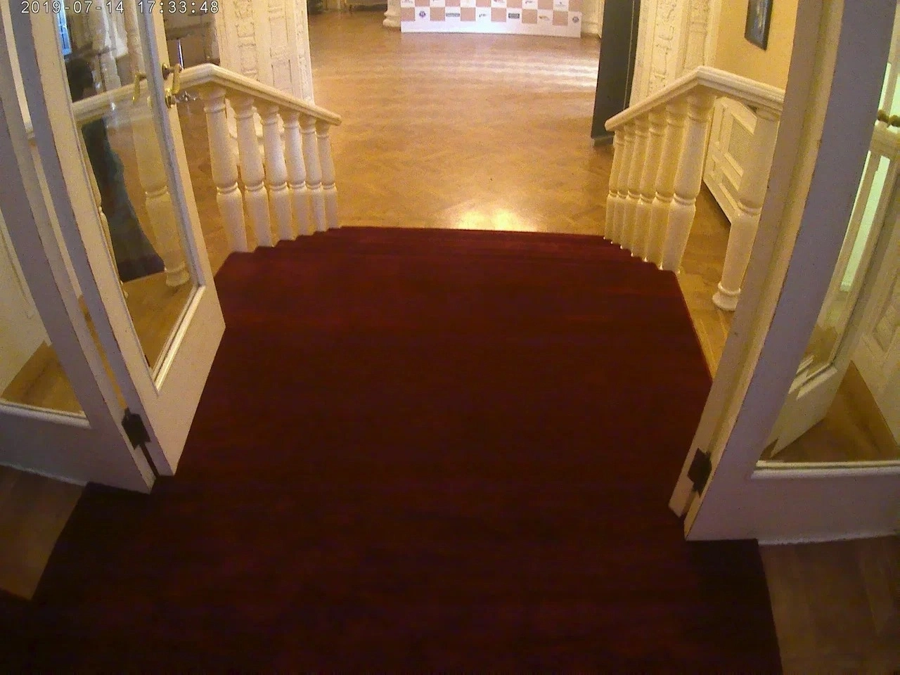 Укладка дорожки в ресторане 