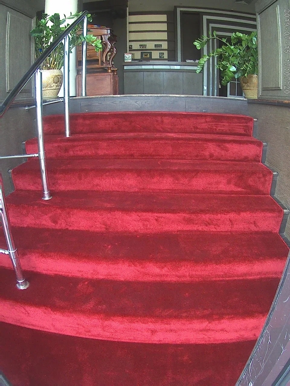 Укладка дорожки в ресторане 