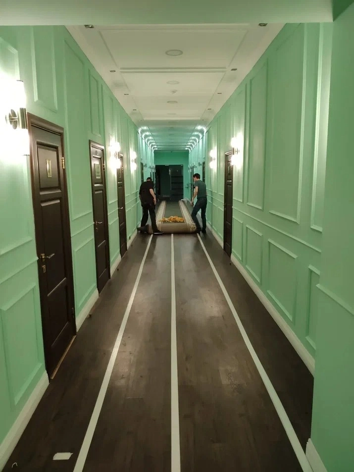 Укладка дорожки в  Центральной городской библиотеке им. К. Г. Паустовского