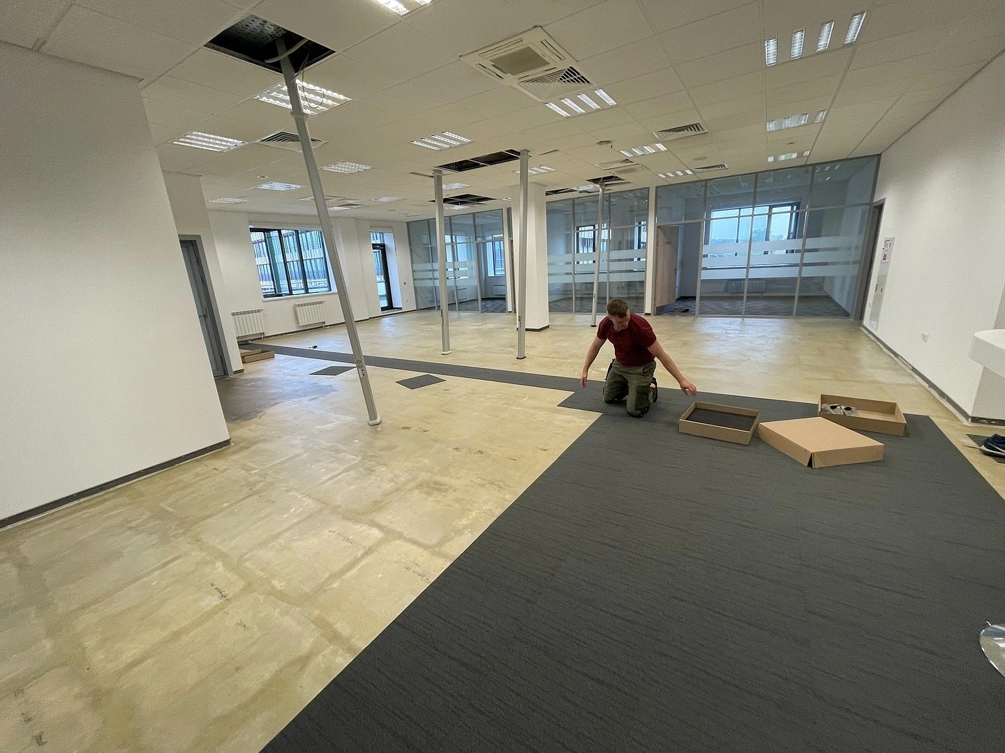 Укладка ковровой плитки в инновационном центре 