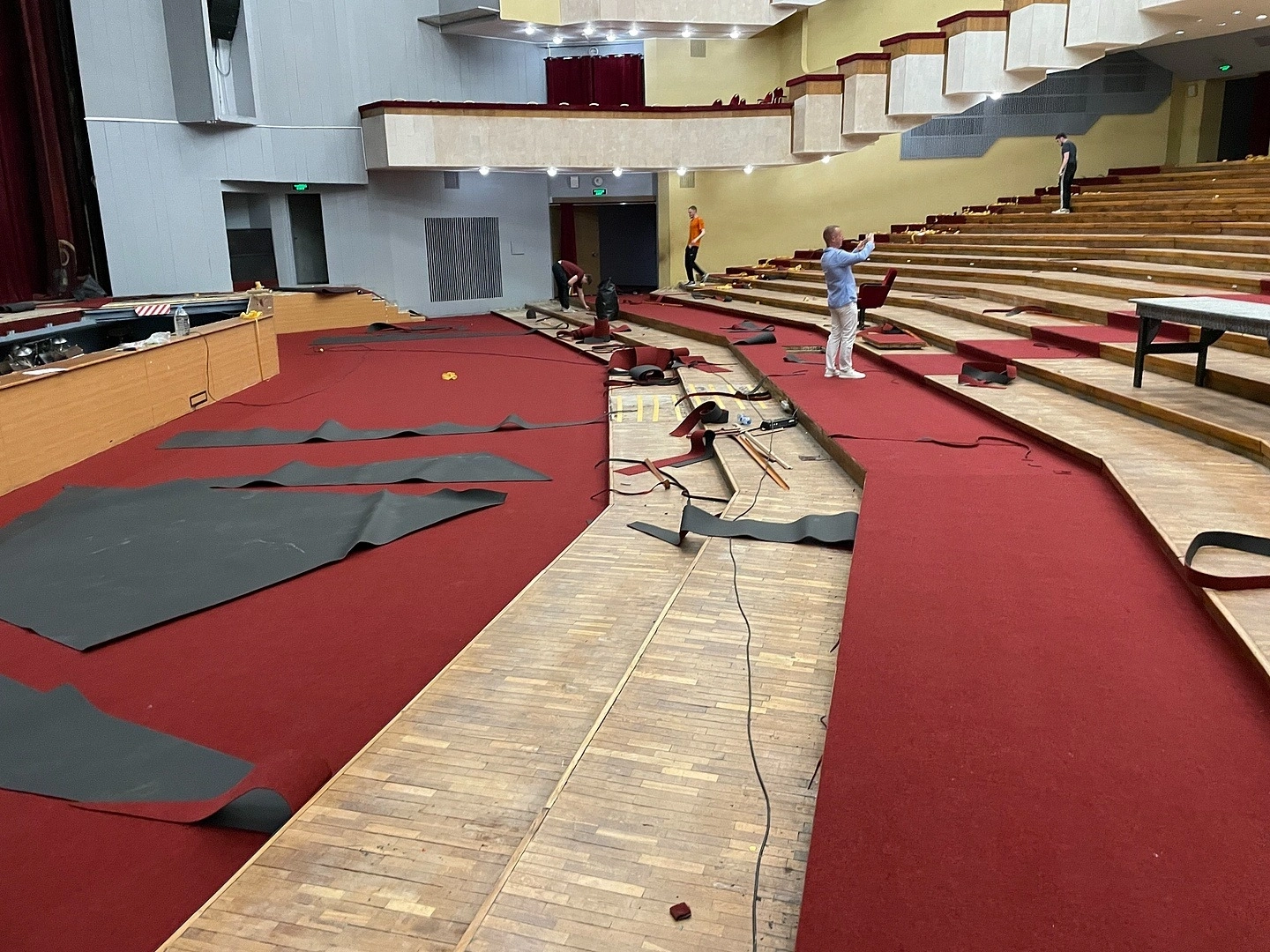 Укладка ковролина в Ивановском театре 3