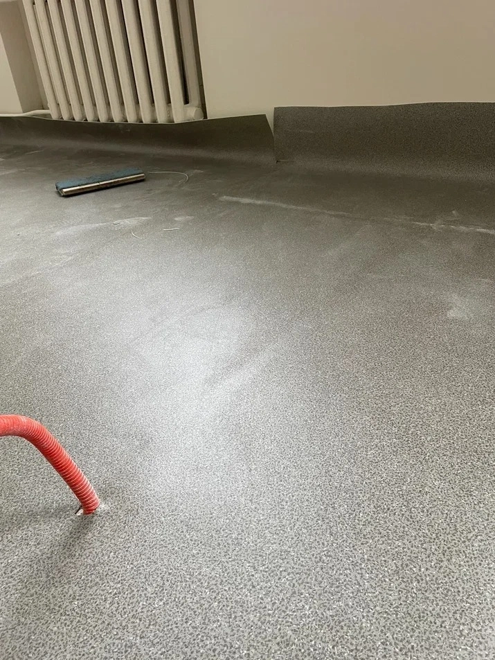 Укладка линолеума в офисе  8