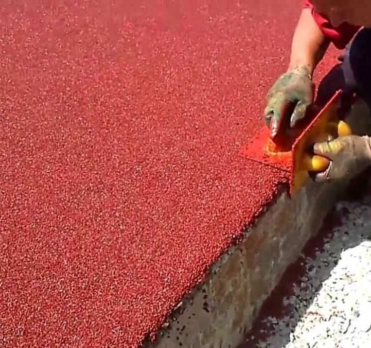 Укладка резиновой крошки на ступени крыльца или лестницы