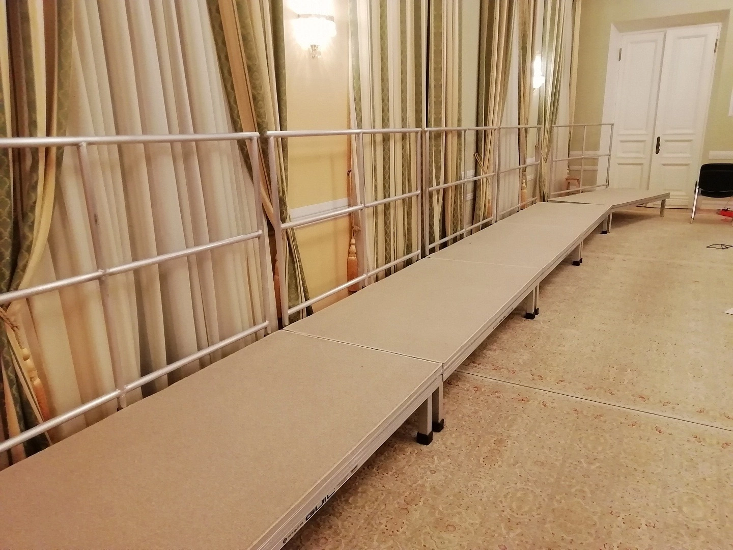 Обшивка сцены ковролином в Московском академическом камерном хоре