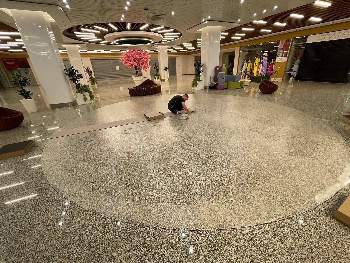 Укладка ковровой плитки в ТЦ Щелковский 11