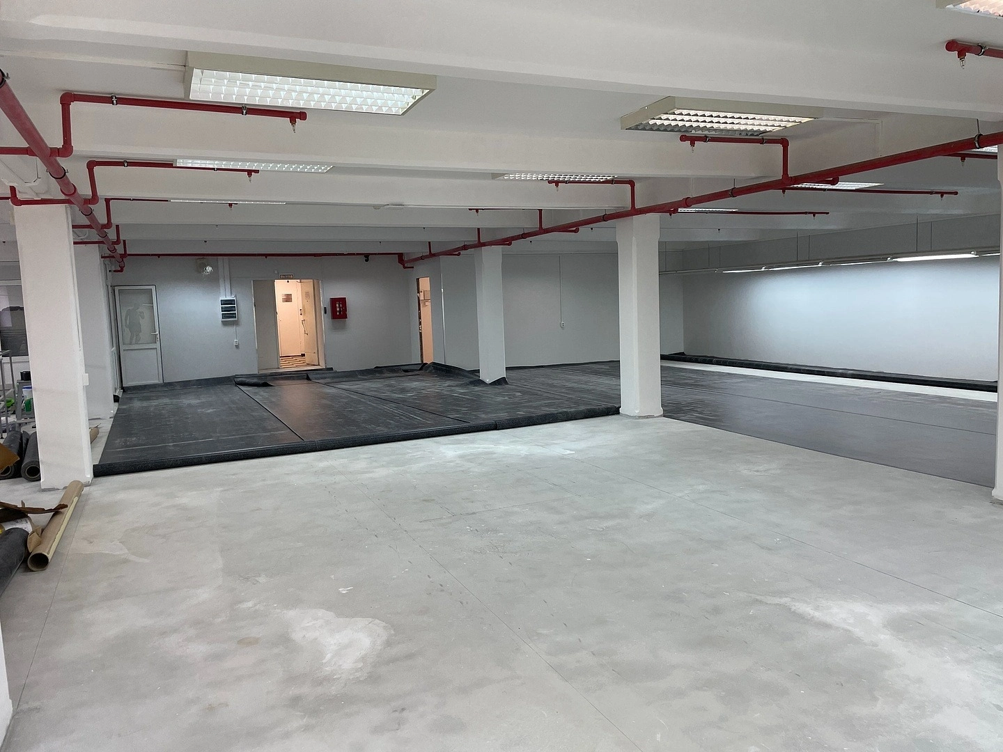 Укладка линолеума  в холодильнике меховых изделий 11