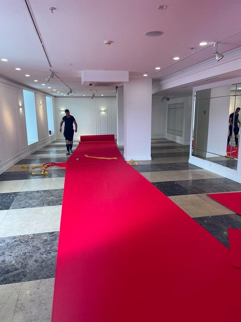 Укладка дорожки в модельном агентстве 6