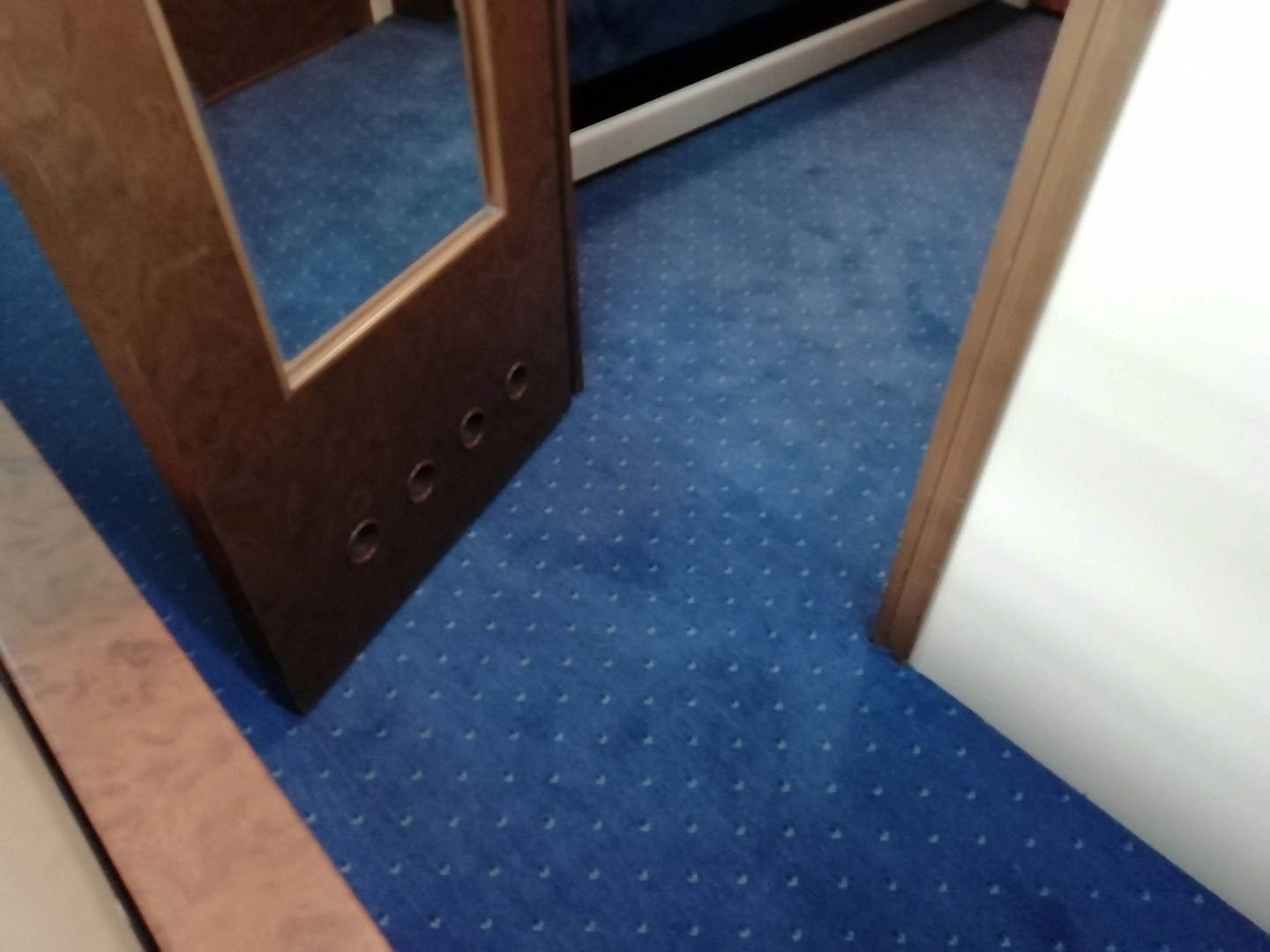 Укладка ковролина в вагоне поезда 