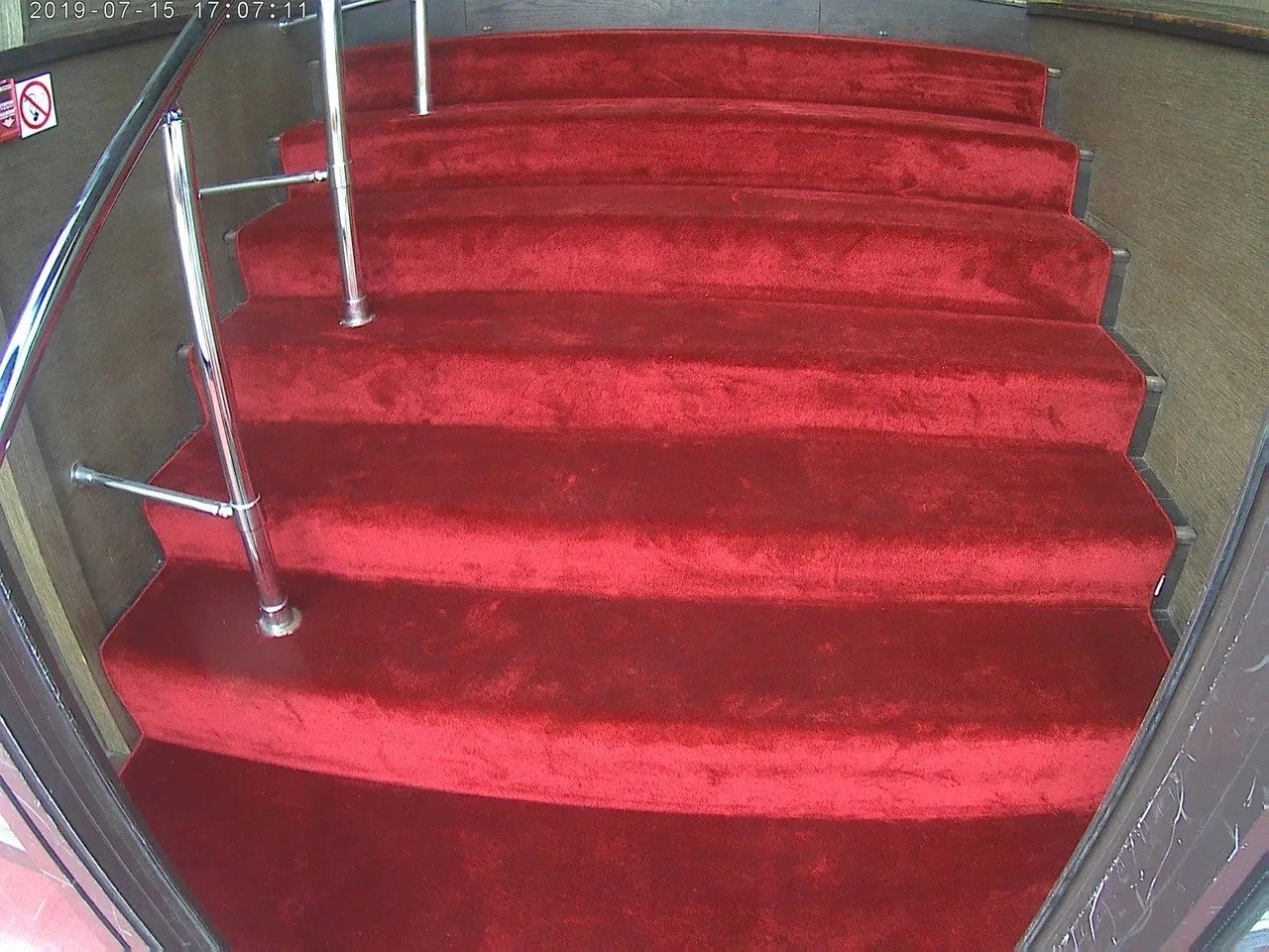 Укладка дорожки в ресторане 