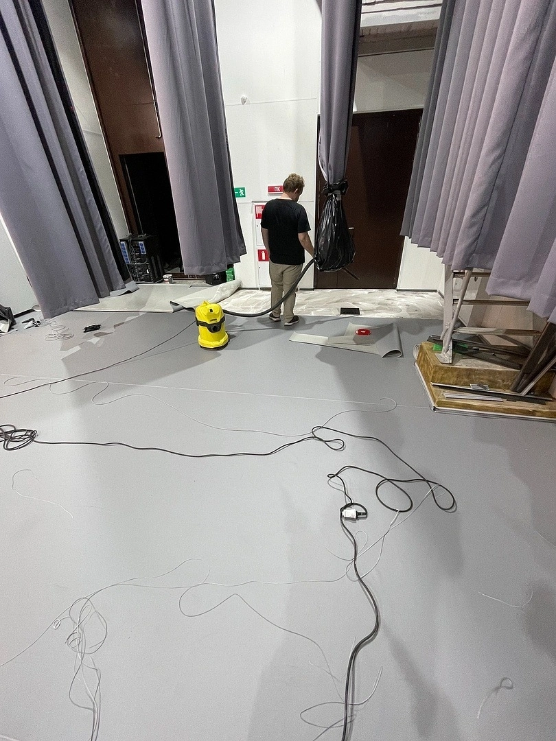 Укладка линолеума в музыкальном театре 3