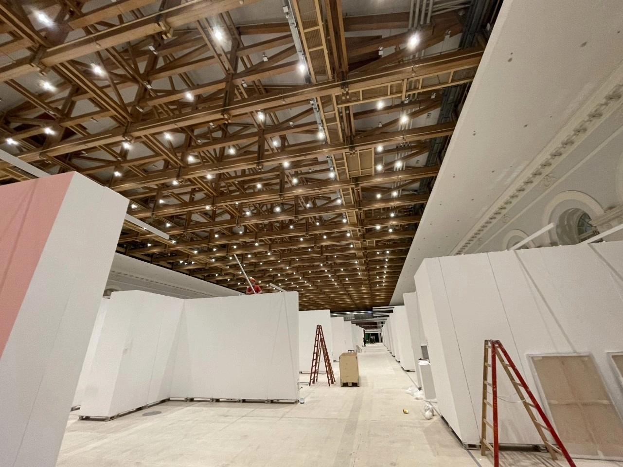 Укладка ковролина в манеже Гостиного двора 8