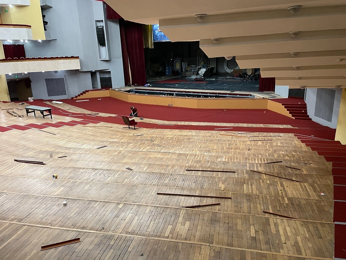 Укладка ковролина в Ивановском театре 29