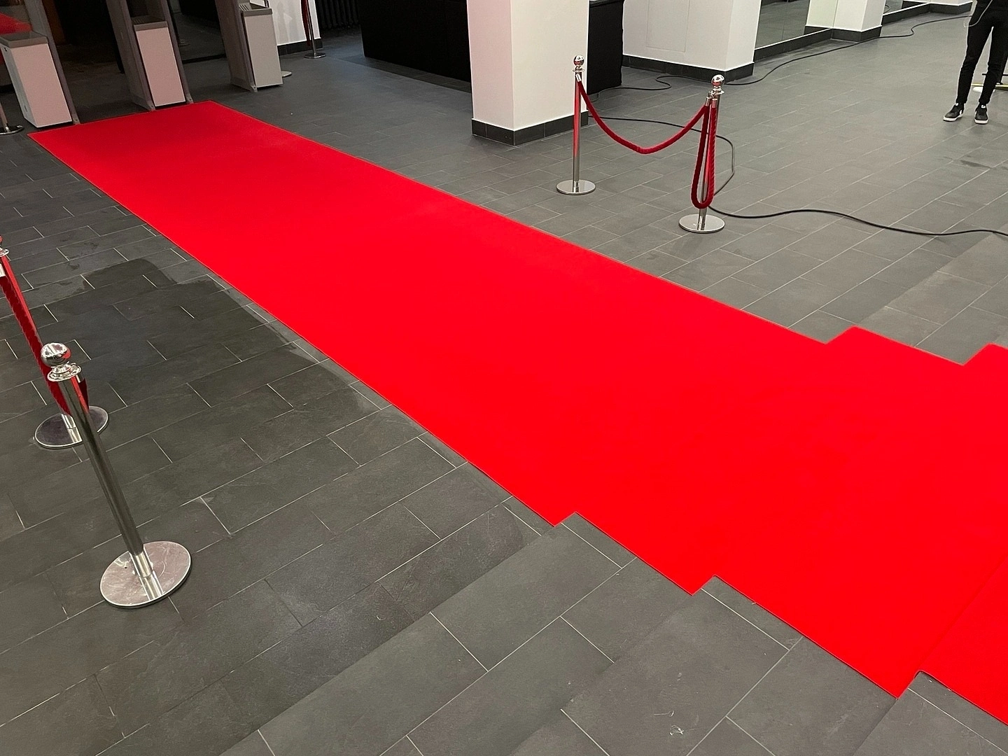 Укладка дорожки в концертном зале 