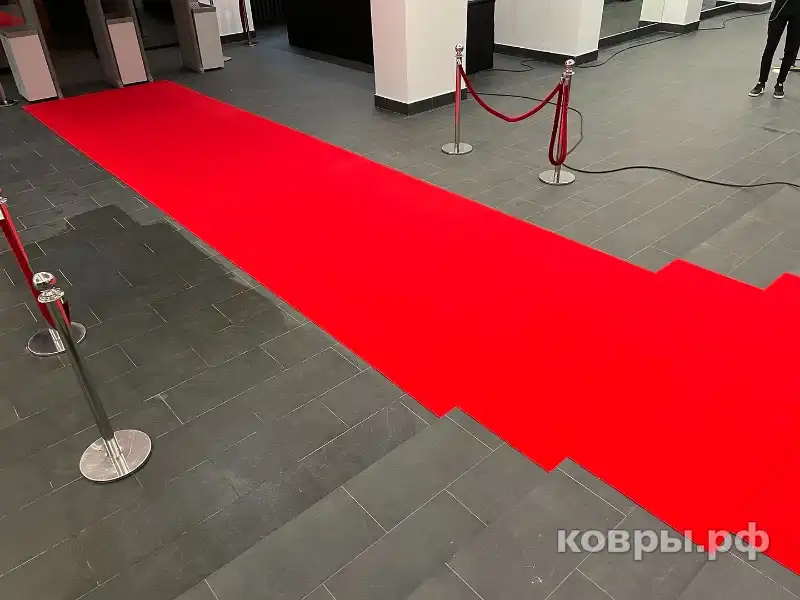 Укладка дорожки в концертном зале