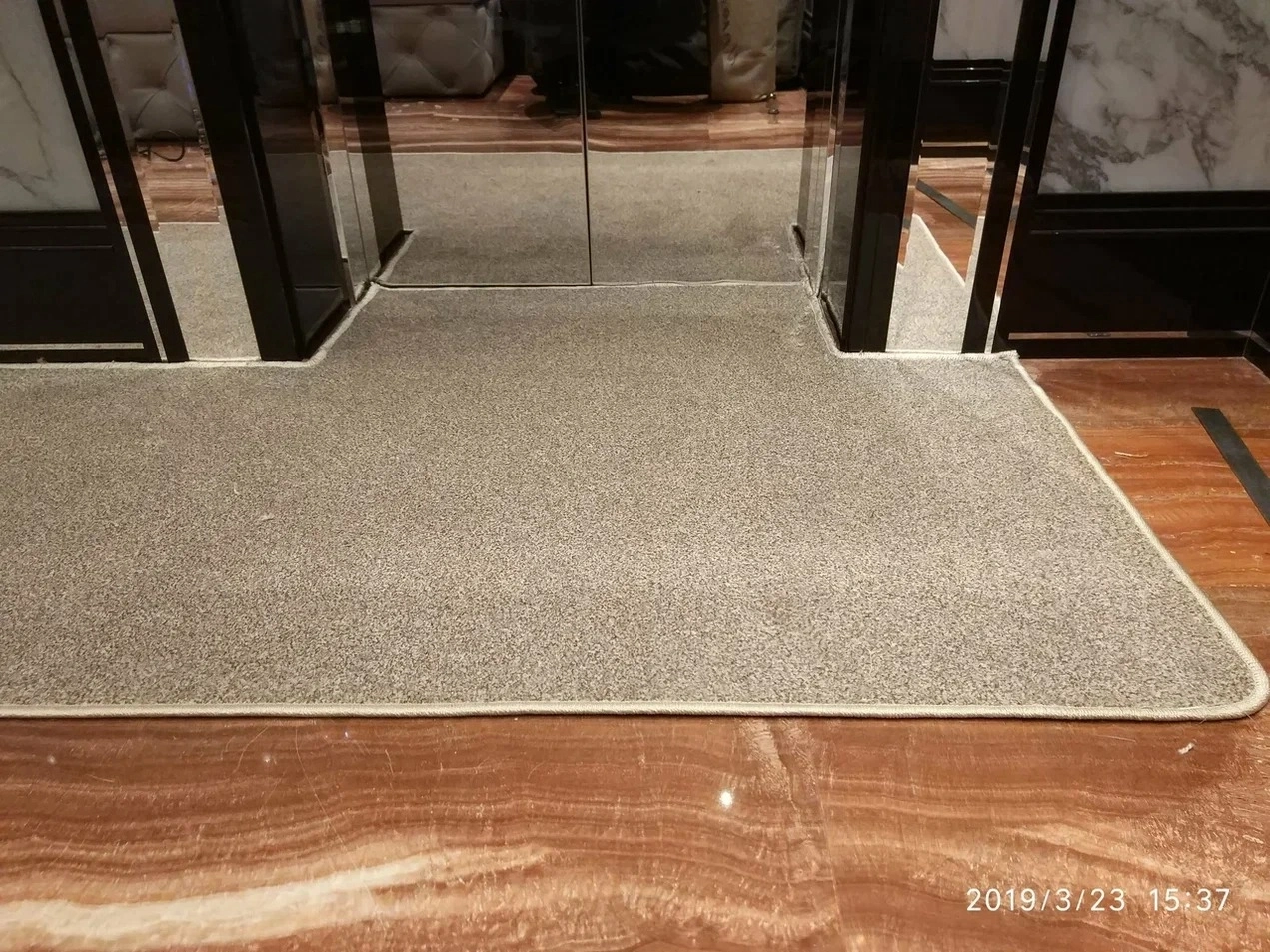 Укладка дорожки в холле гостиницы 6