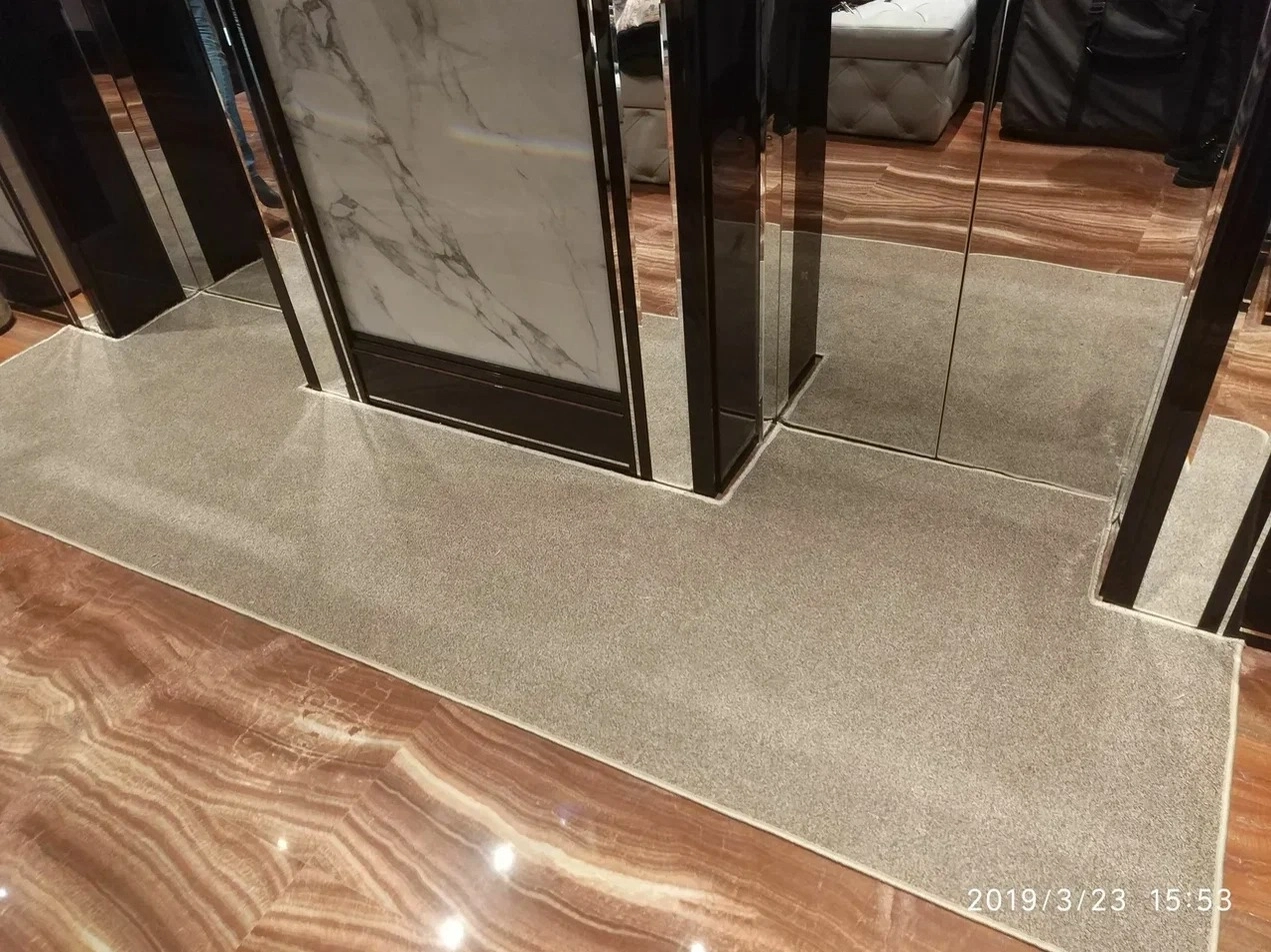 Укладка дорожки в холле гостиницы