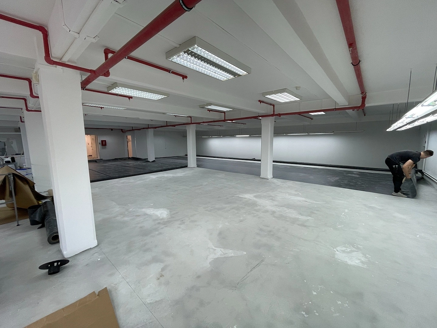 Укладка линолеума  в холодильнике меховых изделий 10